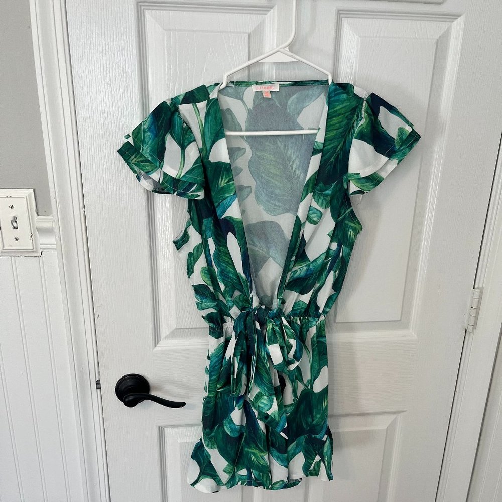 NWOT ruffle romper, wrap style that crosses chest and ties in back Size M